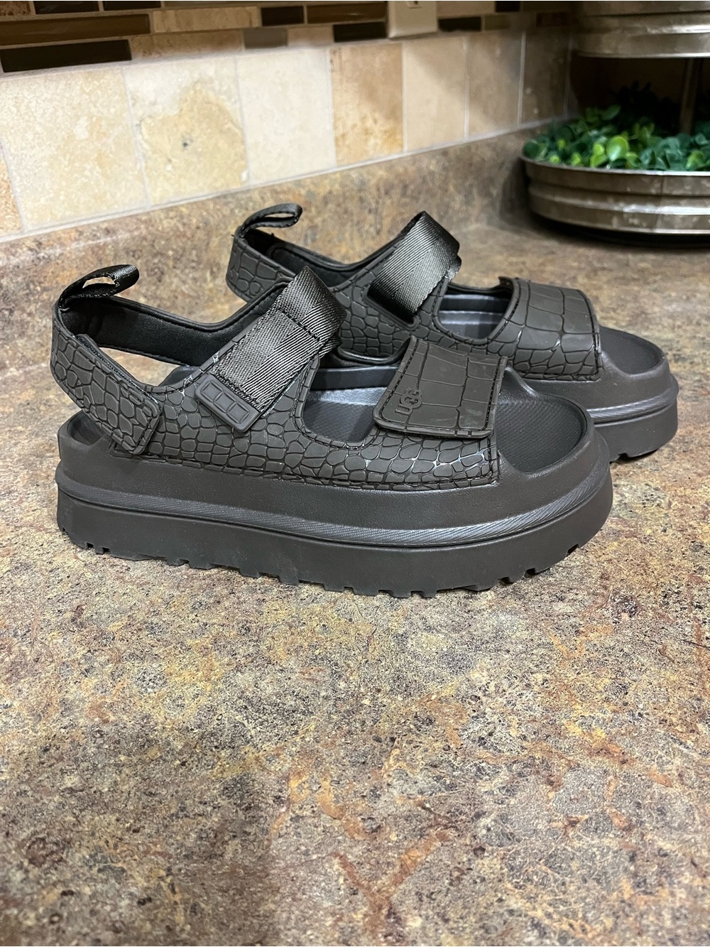 NWT UGG GoldenGlow Embossed Platform Sandals Dark Olive Green Women’s 7 Vacation